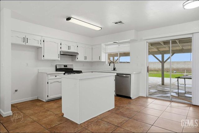 8005 Snowbird Street, Bakersfield, CA 93307