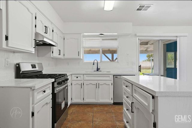 8005 Snowbird Street, Bakersfield, CA 93307