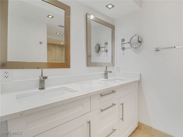 9415 Gulf Shore DR 102, Naples, FL 34108