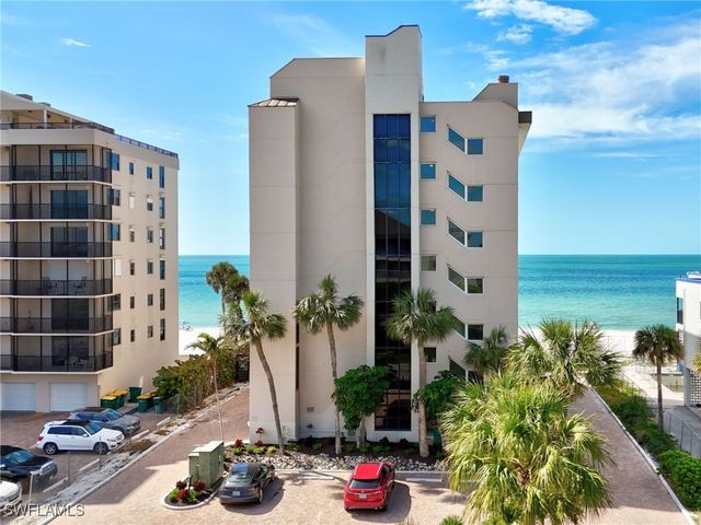 9415 Gulf Shore DR 102, Naples, FL 34108