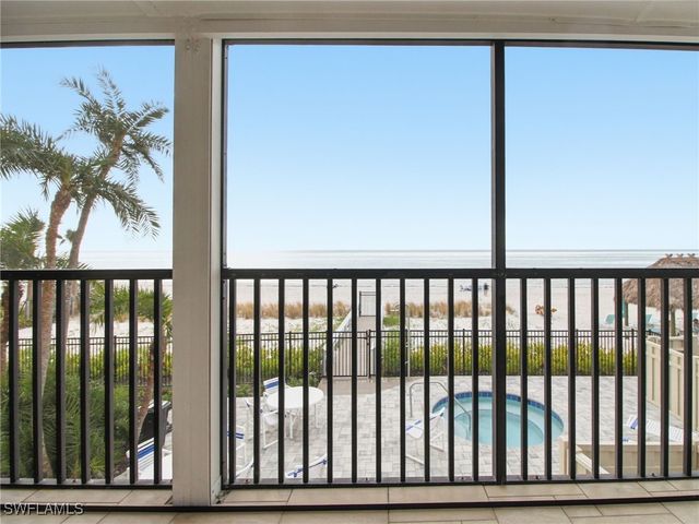 9415 Gulf Shore DR 102, Naples, FL 34108