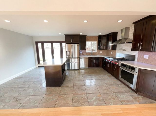 400 Santa Maria Dr, Fairfield, CA 94533