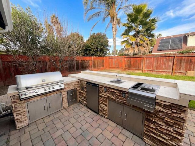 400 Santa Maria Dr, Fairfield, CA 94533