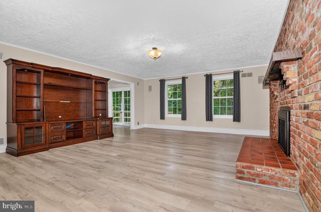 7075 WOOD GLEN DR, Hughesville, MD 20637