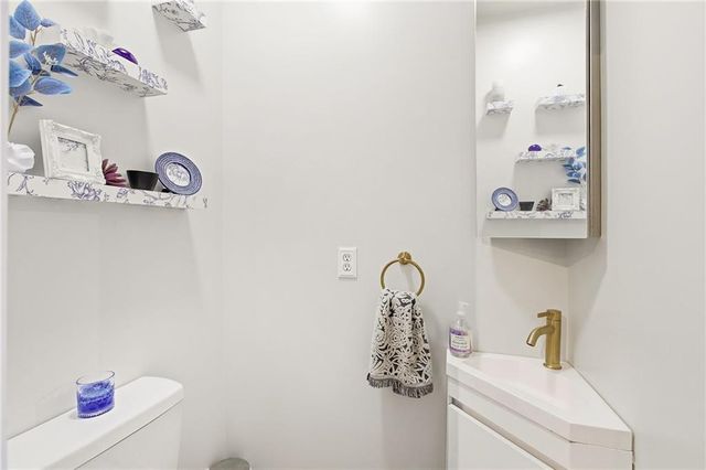 4565 Madison Avenue, Kansas City, MO 64111