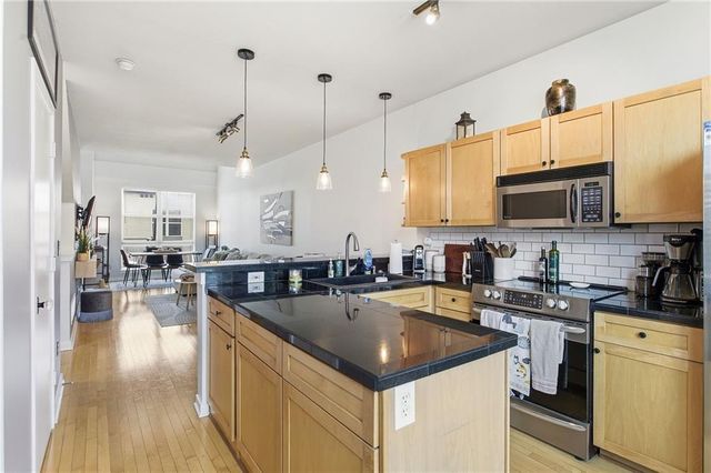 4565 Madison Avenue, Kansas City, MO 64111