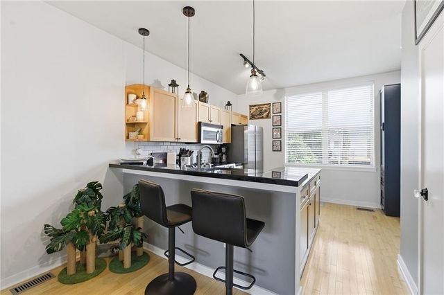 4565 Madison Avenue, Kansas City, MO 64111
