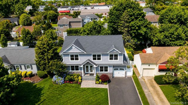 17 Woodwaye Road, Plainview, NY 11803