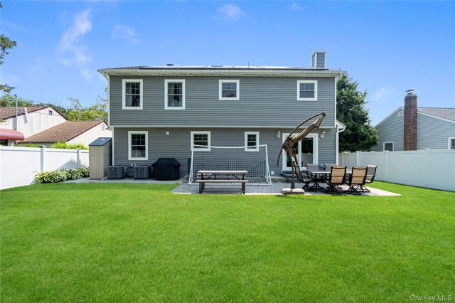 17 Woodwaye Road, Plainview, NY 11803