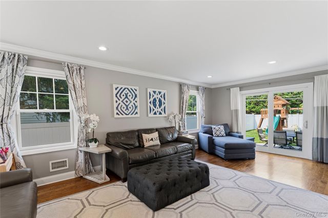 17 Woodwaye Road, Plainview, NY 11803