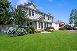 17 Woodwaye Road, Plainview, NY 11803