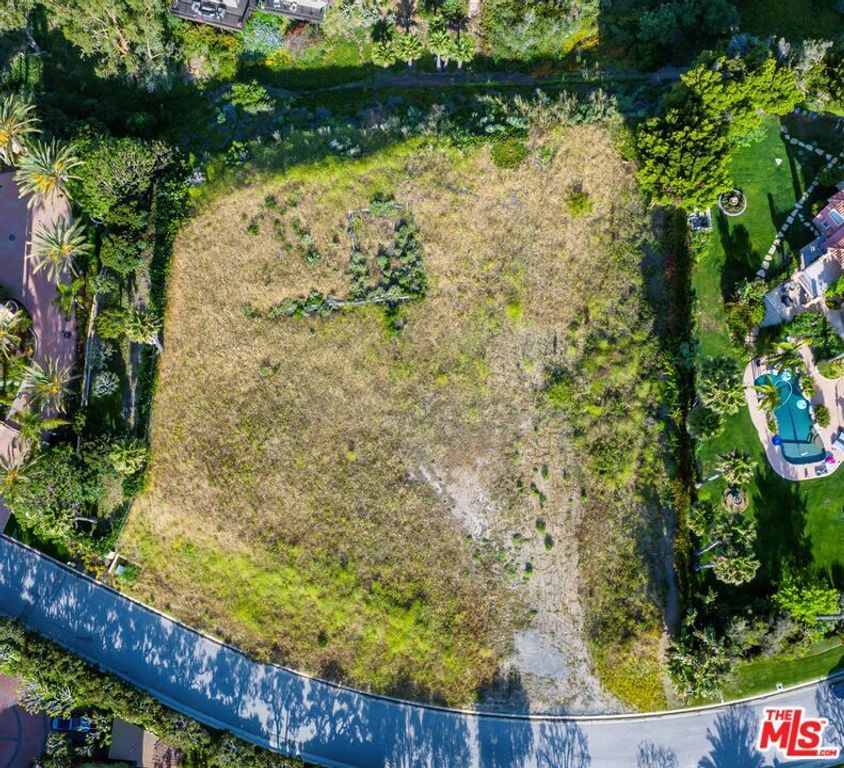 Image 2 of property listing at 6435 Meadows Court, Malibu, CA 90265