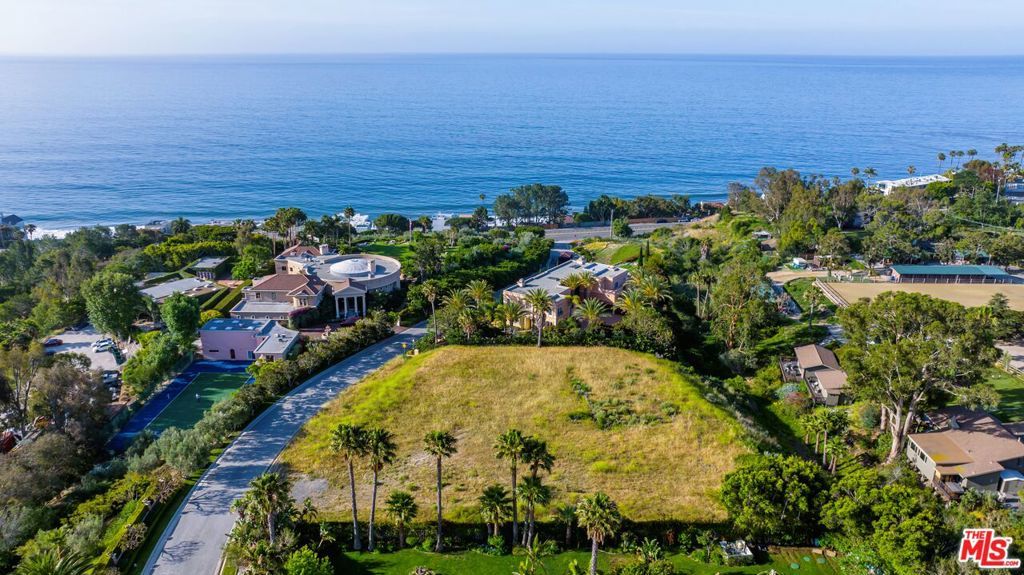 Image 6 of property listing at 6435 Meadows Court, Malibu, CA 90265