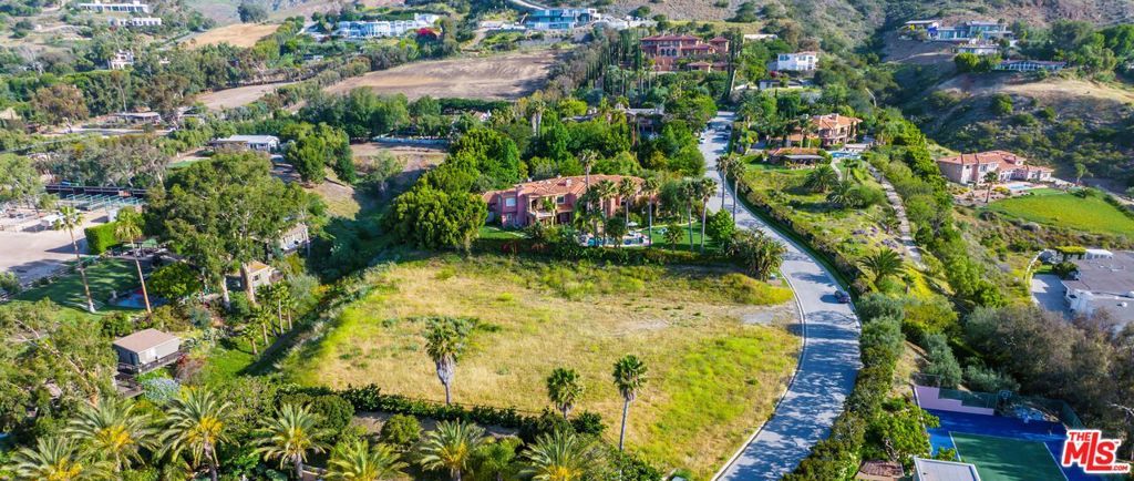 Image 7 of property listing at 6435 Meadows Court, Malibu, CA 90265