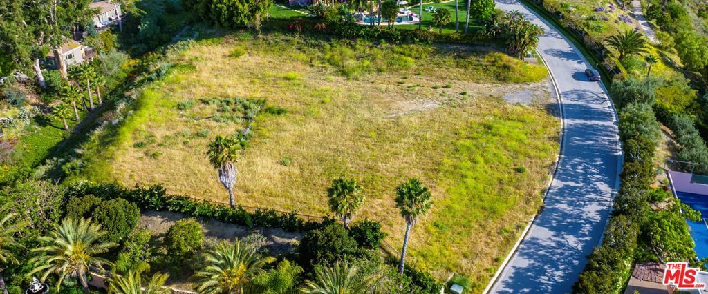 Image 8 of property listing at 6435 Meadows Court, Malibu, CA 90265
