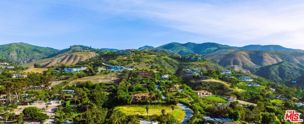 Image 9 of property listing at 6435 Meadows Court, Malibu, CA 90265