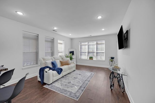 3817 S Ellis Avenue 101, Chicago, IL 60653