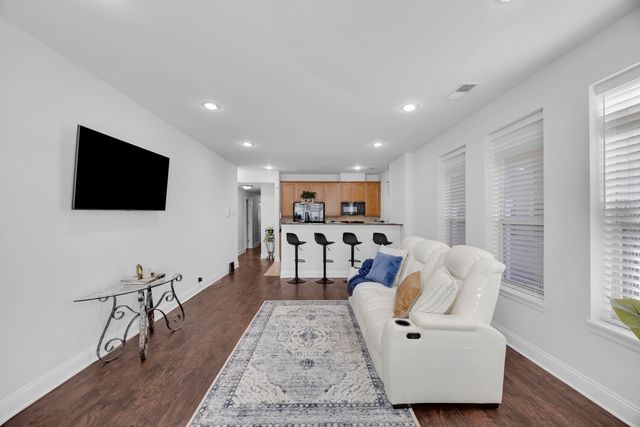 3817 S Ellis Avenue 101, Chicago, IL 60653