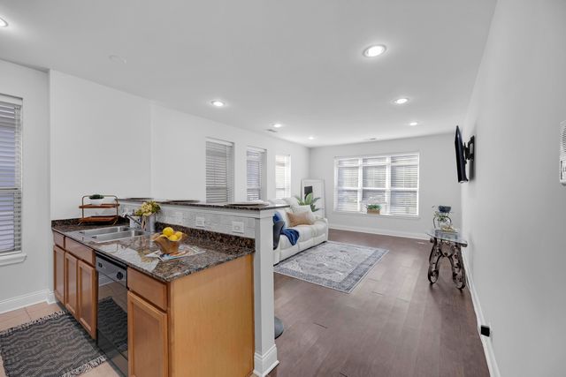 3817 S Ellis Avenue 101, Chicago, IL 60653