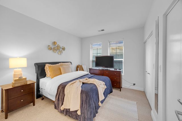 3817 S Ellis Avenue 101, Chicago, IL 60653