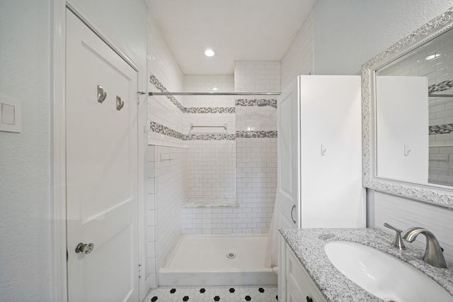 316 W Lang Street, Alvin, TX 77511