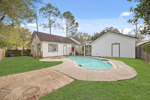 316 W Lang Street, Alvin, TX 77511