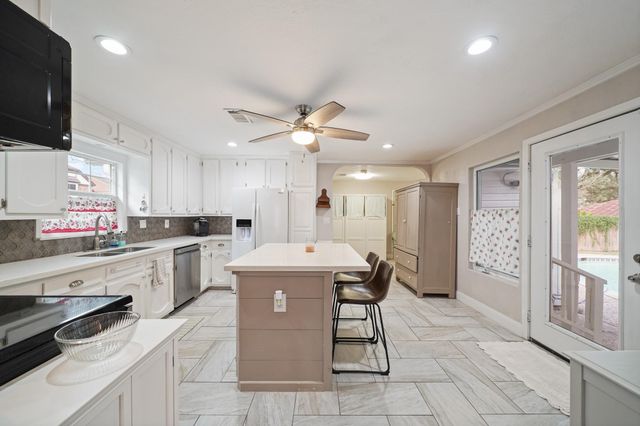 316 W Lang Street, Alvin, TX 77511