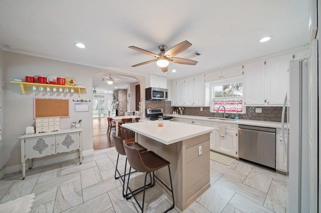 316 W Lang Street, Alvin, TX 77511