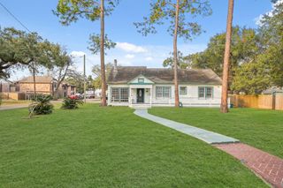 316 W Lang Street, Alvin, TX 77511