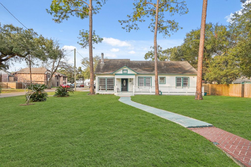 316 W Lang Street, Alvin, TX 77511