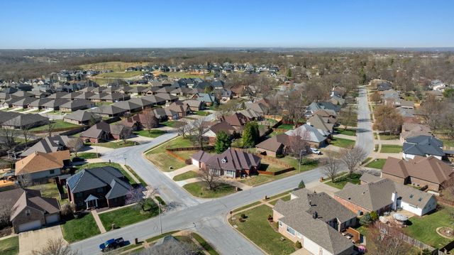 1002 E Gaslight Drive, Springfield, MO 65810