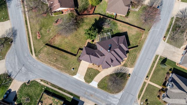 1002 E Gaslight Drive, Springfield, MO 65810