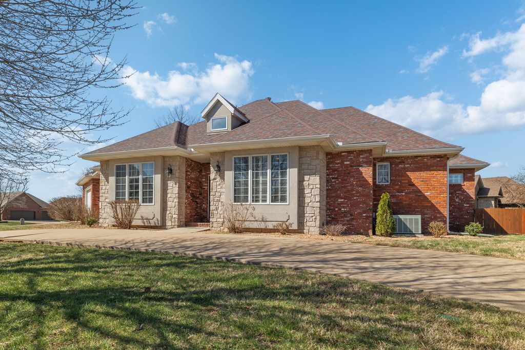 1002 E Gaslight Drive, Springfield, MO 65810