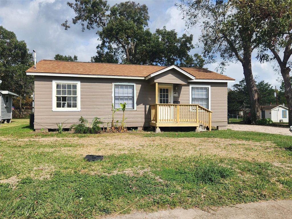 138 W Marion, Clute, TX 77531