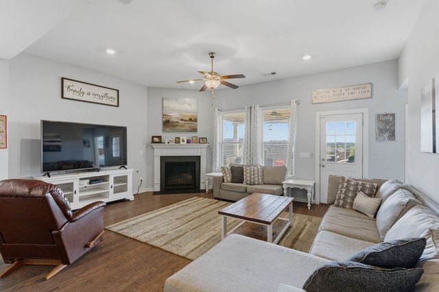 300 Black Thorn Ln, Gallatin, TN 37066