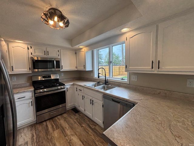 6823 Laurelwood Cove, Fort Wayne, IN 46835