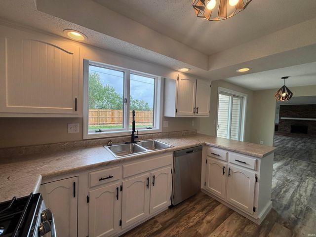 6823 Laurelwood Cove, Fort Wayne, IN 46835