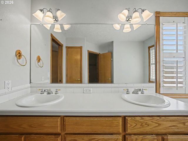 1290 Se LARCH Way, Gresham, OR 97080