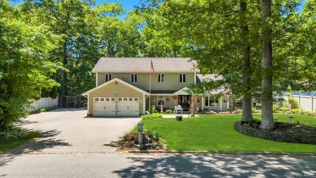 14 Russet Lane, Lake Grove, NY 11755