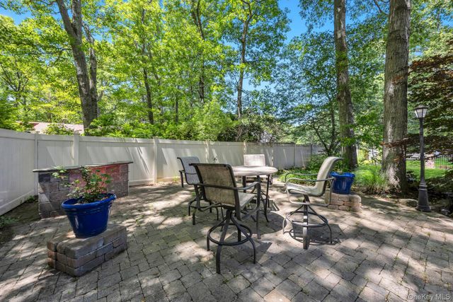 14 Russet Lane, Lake Grove, NY 11755