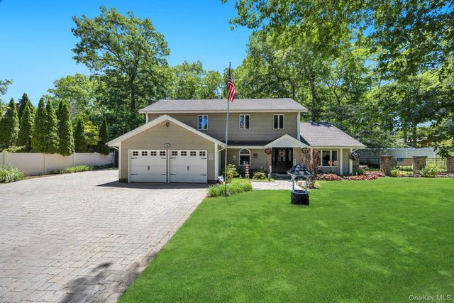 14 Russet Lane, Lake Grove, NY 11755