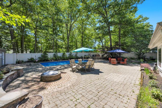14 Russet Lane, Lake Grove, NY 11755