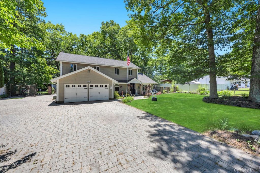 14 Russet Lane, Lake Grove, NY 11755