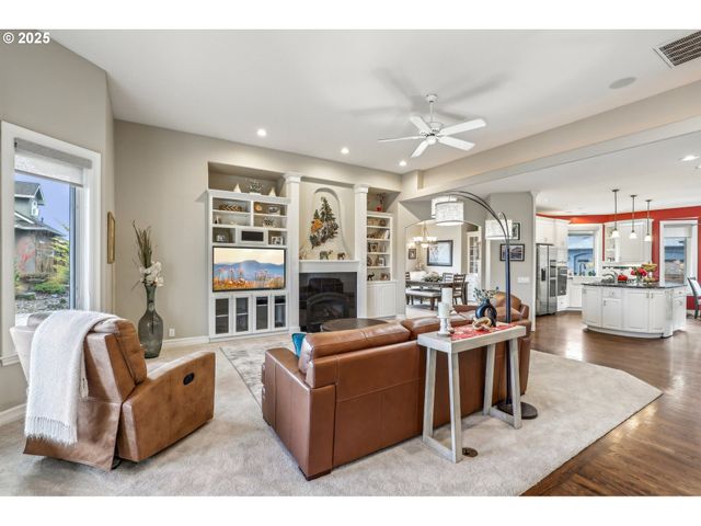 2516 MERIDIAN Ct, Woodburn, OR 97071