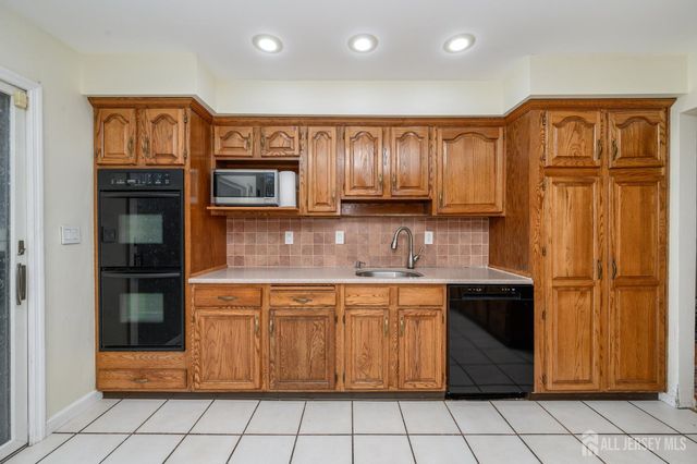 21 Wilk Road, Edison, NJ 08837