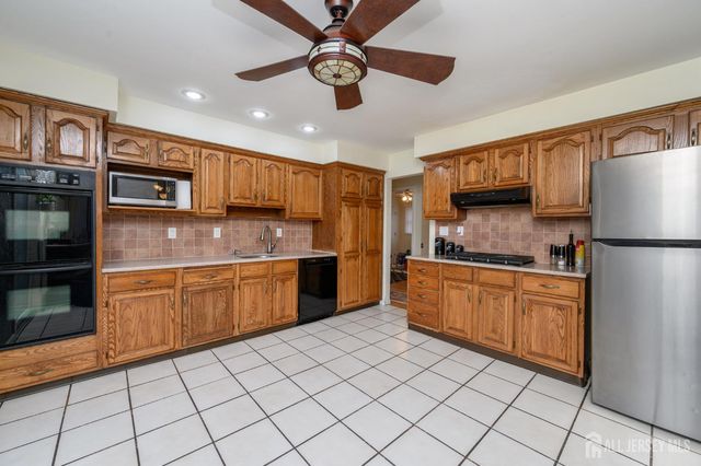 21 Wilk Road, Edison, NJ 08837