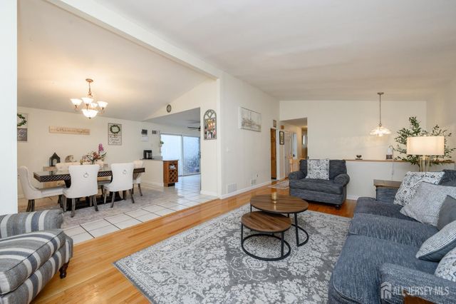 21 Wilk Road, Edison, NJ 08837