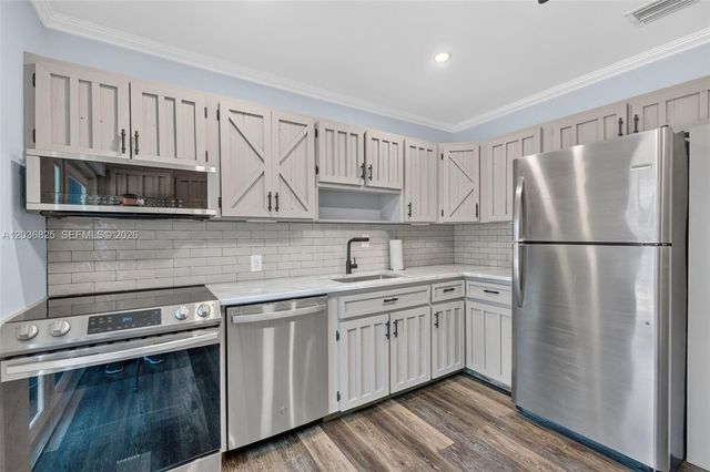 417 NW 46th St, Oakland Park, FL 33309