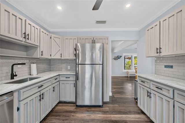 417 NW 46th St, Oakland Park, FL 33309