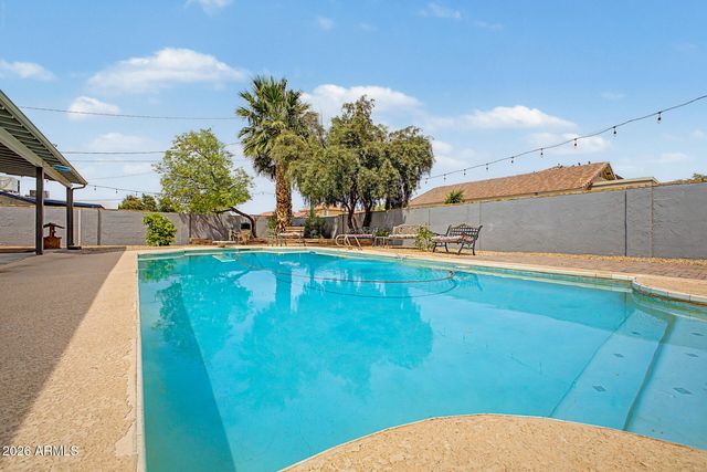 5720 W FRIER Drive W, Glendale, AZ 85301